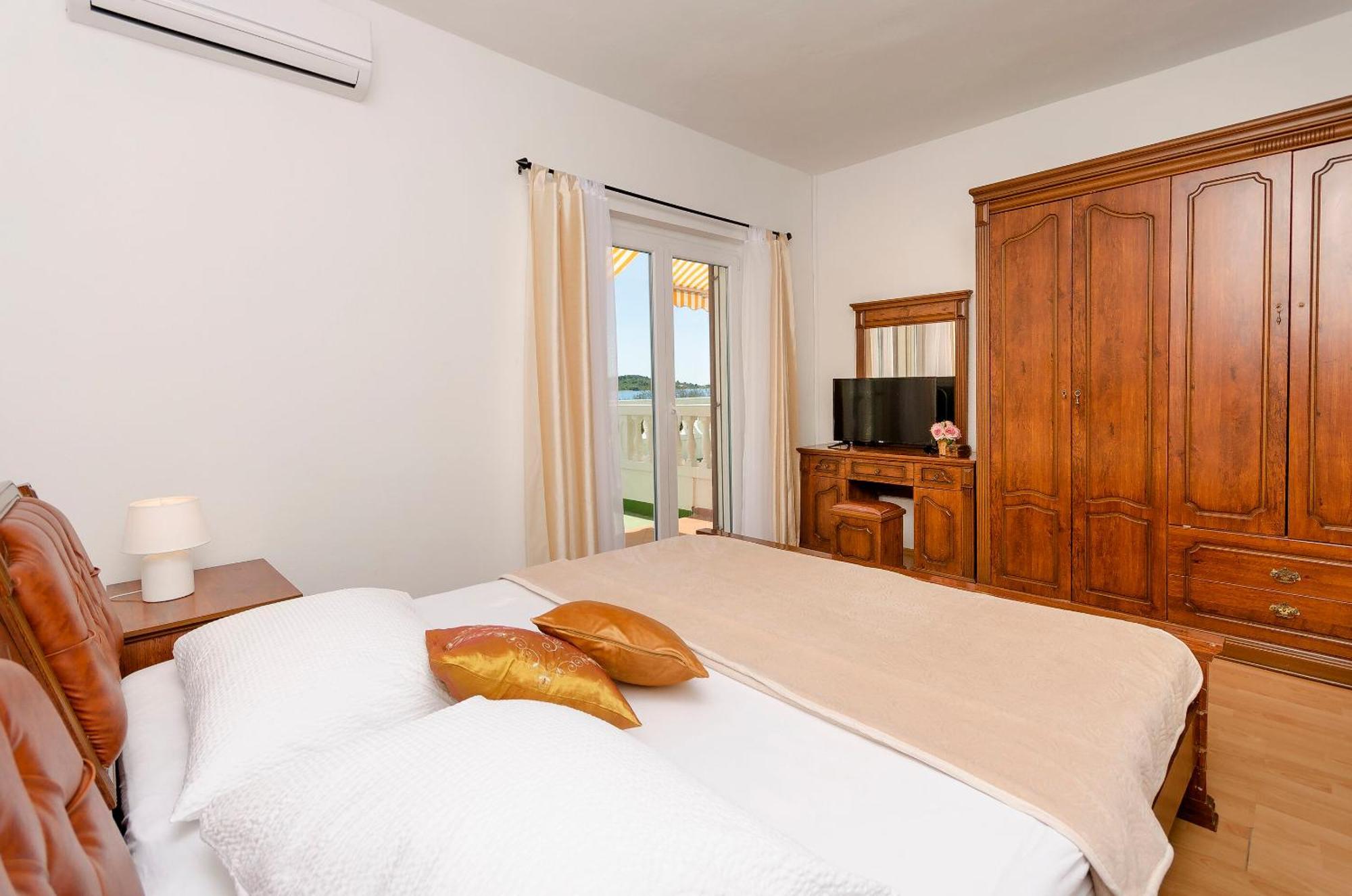 Apartment And Rooms Artina 沃迪切 外观 照片