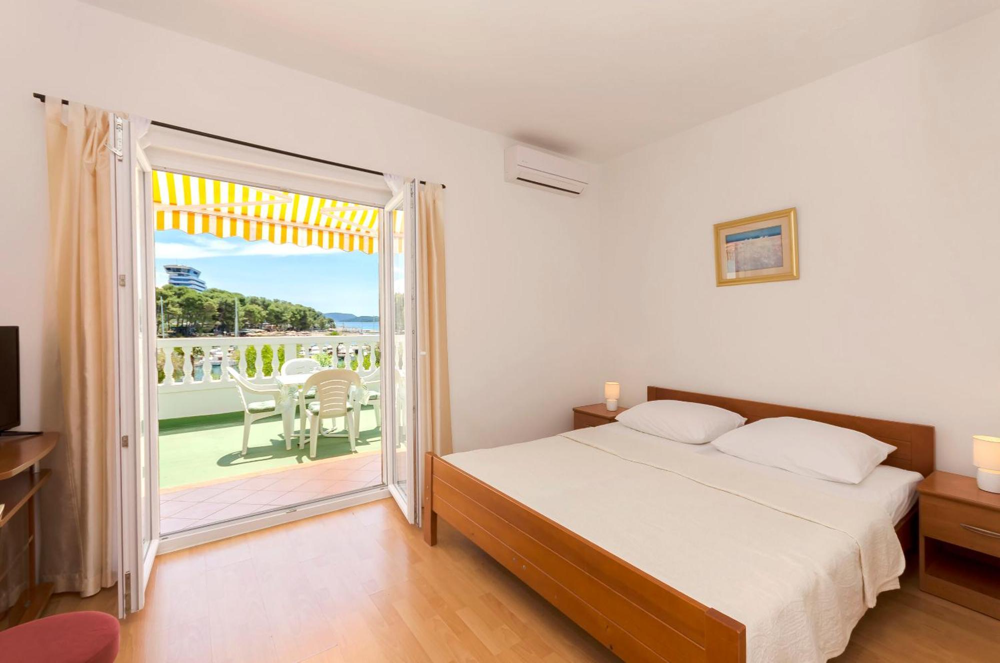Apartment And Rooms Artina 沃迪切 外观 照片